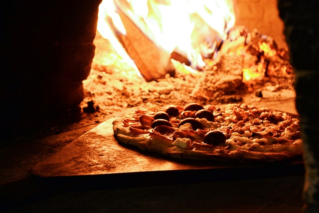 pizza-near-bonfire-01 640px lr stock-min