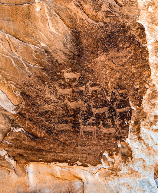 utah arizona border petroglyphs
