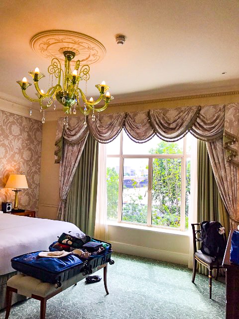 A Luxury London hotel guest room